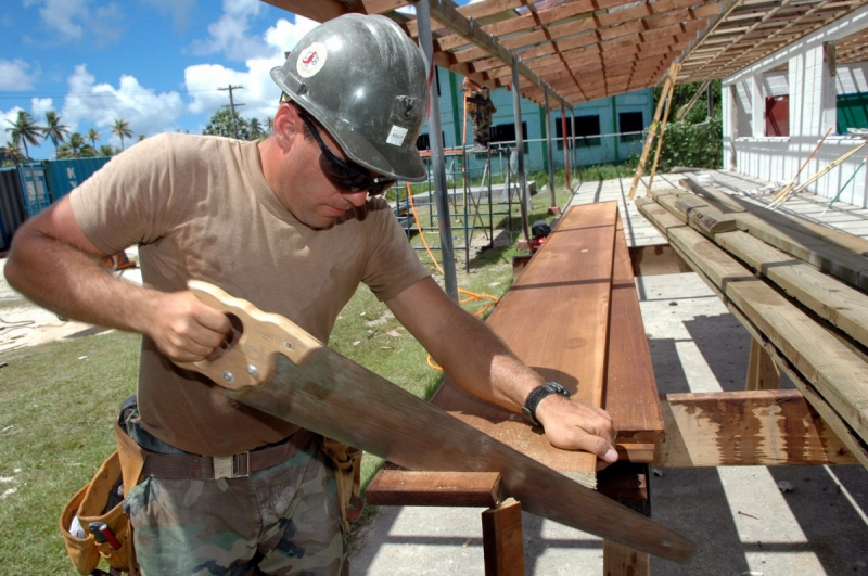 ebeniste-VILLARS SUR VAR-min_worker_construction_building_carpenter_male_job_build_helmet-893290